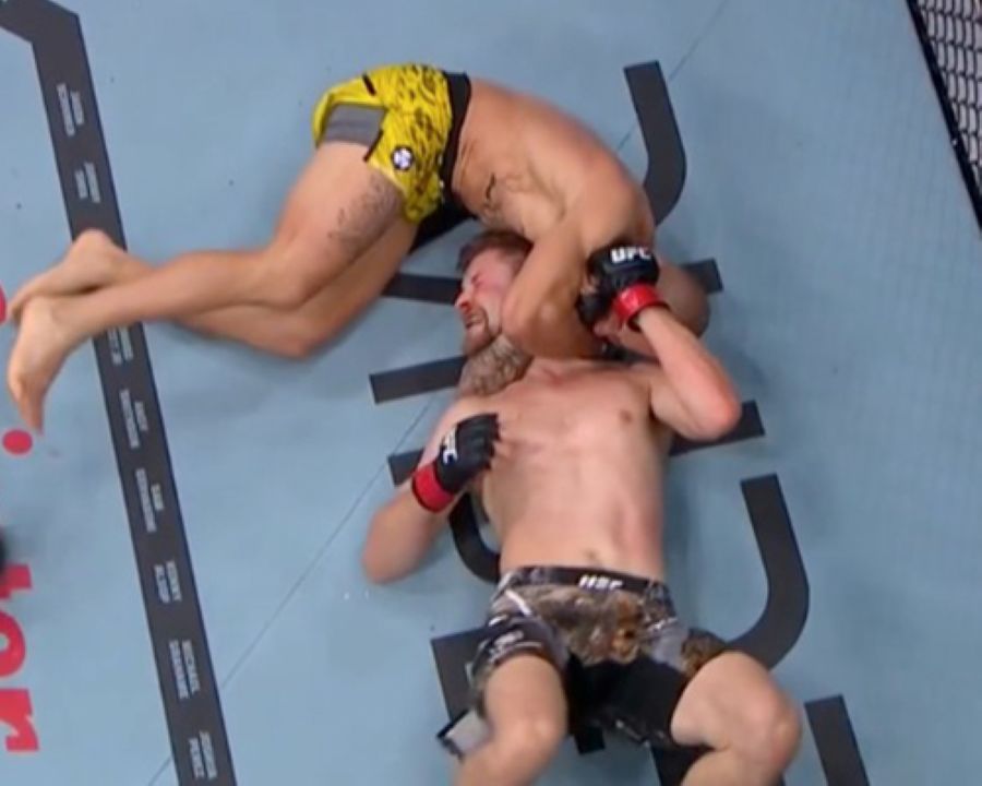 Jean Silva mencekik Bryce Micthell dengan teknik ninja choke. X