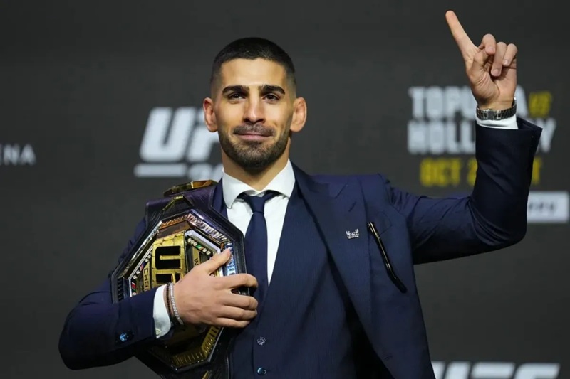 Mantan juara kelas bulu UFC Ilia Topuria meyakini dirinya akan merebut gelar juara kelas ringan Islam Makhachev. (Chris Unger/Zuffa LLC)