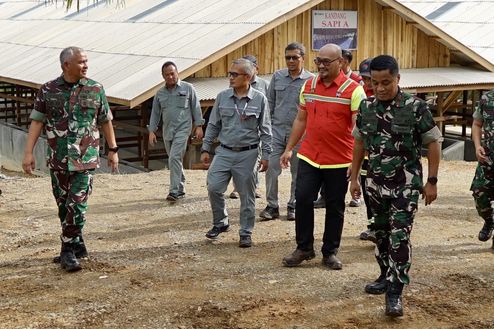 Pangdam VI Mulawarman Mayjend TNI Rudy Rachmat Nugraha, S.I.P., M.Sc. dan Presiden Direktur Kideco M.Kurnia Ariawan beserta jajaran Kodam VI Mulawarman dan Manajeman Kideco.