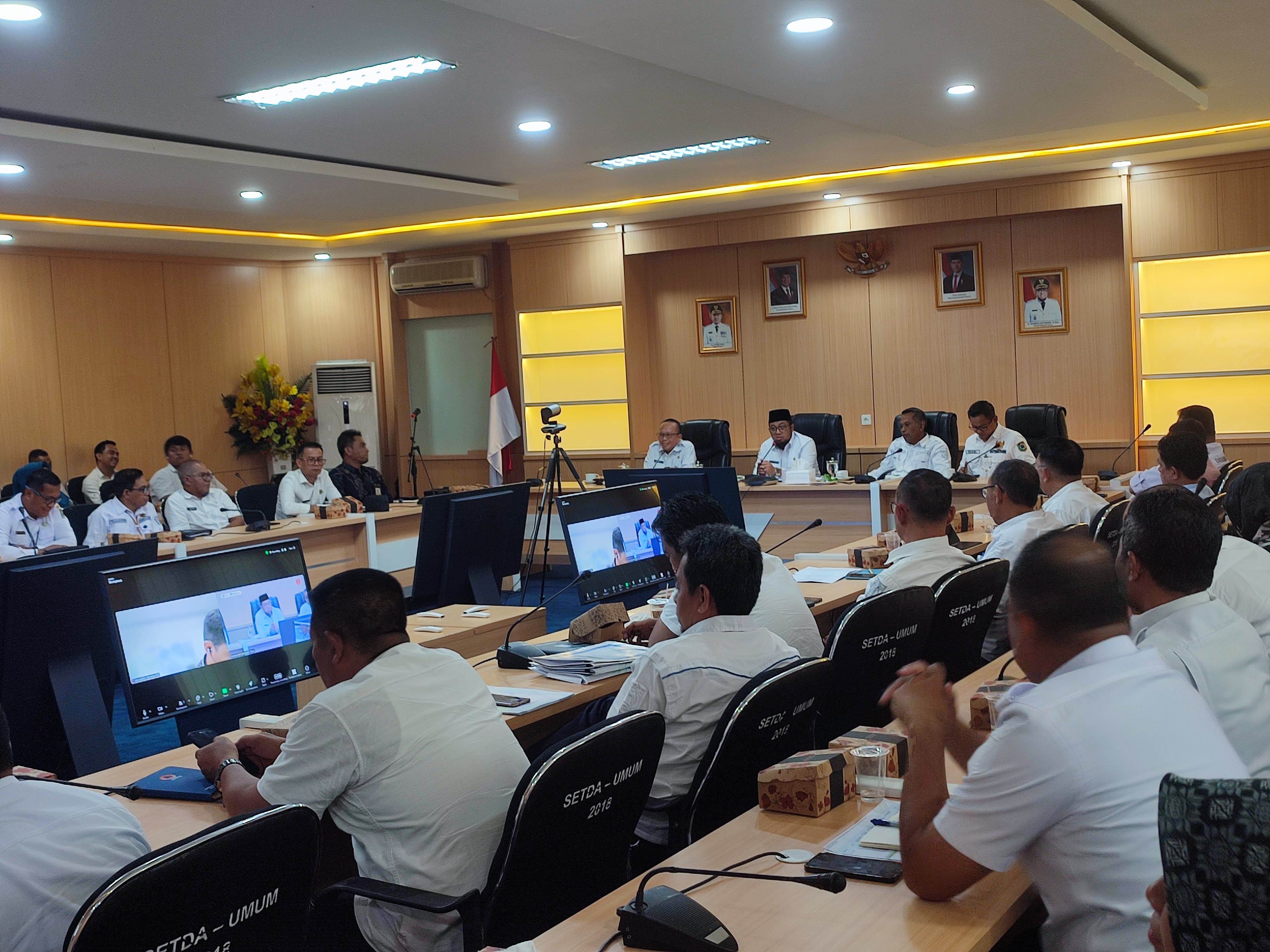 BAHAS: Pemkab Paser saat rakor penanggulangan kemiskinan.