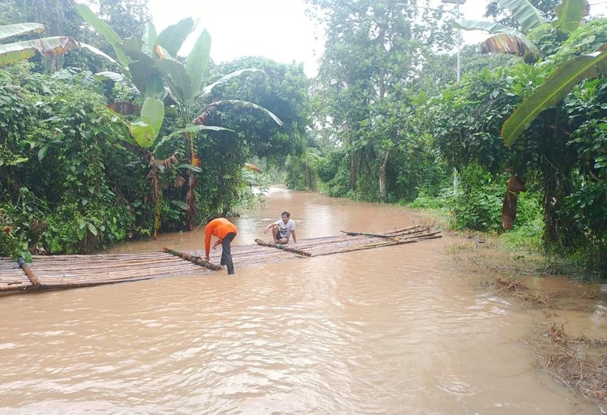 Luapan Sungai Balangan menggenangi jalan dan halaman rumah warga di Desa Tabuan, Kecamatan Halong. (Foto: BPBD Balangan untuk Radar Banjarmasin)