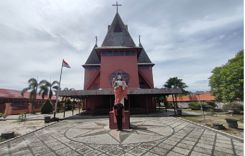 RUMAH IBADAH: Gereja Maranatha Sampit di Jalan S. Parman merupakan Gereja GKE tertua di Sampit, Rabu (16/4). YUNI/RADAR SAMPIT