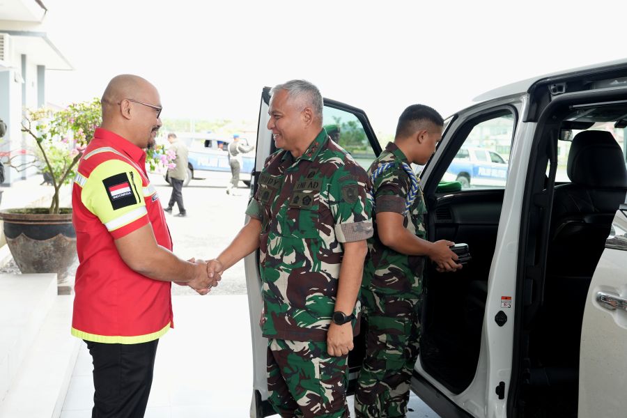 Presiden Direktur Kideco M.Kurnia Ariawa (kiri) menyambut kedatangan Pangdam VI Mulawarman Mayjend TNI Rudy Rachmat Nugraha, S.I.P., M.Sc. (kanan).