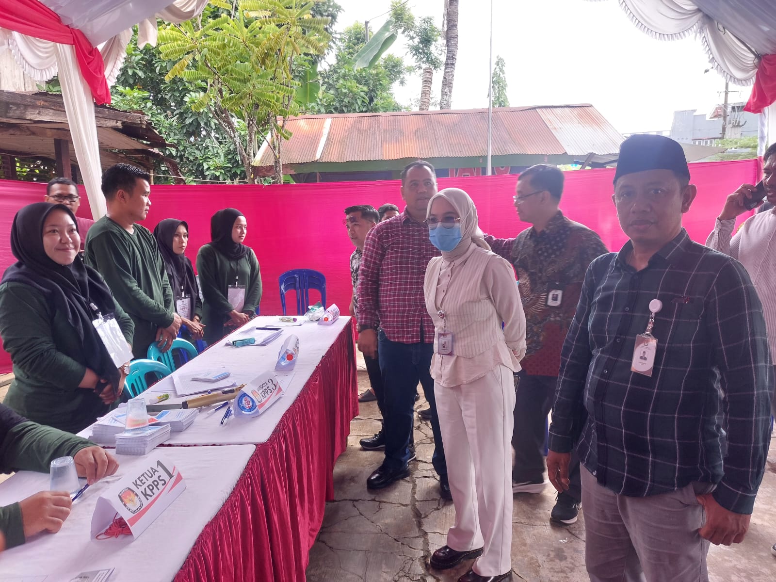 PANTAU: Komisioner KPU RI Iffa Rosita meninjau PSU Pilkada Kukar 2024 di TPS 019 Tenggarong, Sabtu, 19 April 2025.