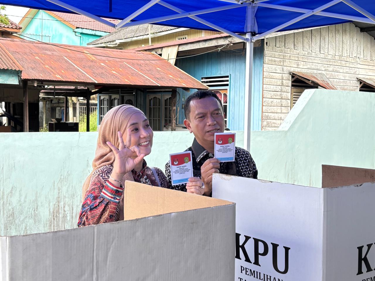 Calon Bupati Kukar nomor urut 03 Dendi Suryadi bersama istri, Ira Suryadi menyoblos di TPS 12 Melayu, Tenggarong (Istimewa)