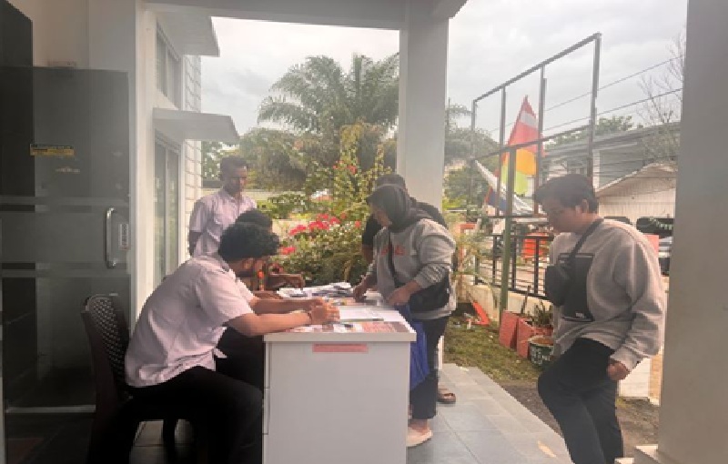 Selasa (15/4) pembagian bantuan dugaan BBM bermasalah di Kantor Kecamatan Samarinda Ulu. (MELI/SAPOS)