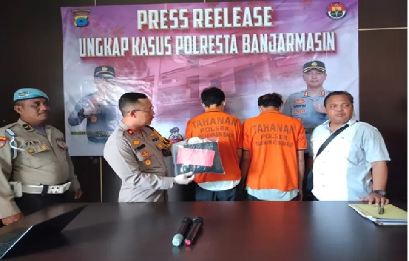 KAKAK ADIK: Kapolsek Banjarmasin Barat Kompol Puji Firmansyah bersama kedua tersangka Rizky (26) dan Ridho (24). (Foto: MAULANA/RADAR BANJARMASIN;)