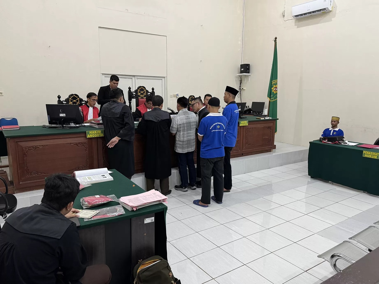 PERLIHATKAN BUKTI: JPU perkara sabu-sabu seberat 74 kg tunjukan salah satu bukti. (SEPTIAN ASMADI/HRK)