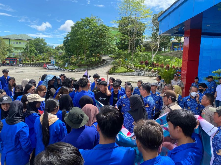 TOLAK KEKERASAN. Puluhan mahasiswa yang tergabung dalam Aliansi Ormawa Politani Menggugat menggelar aksi di depan Gedung Direktorat Politani Samarinda, Kamis (17/4).