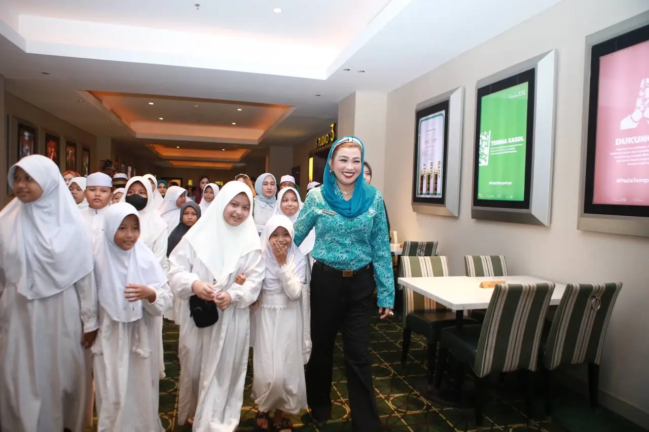 Hj Sarifah Suraidah Harum  bersama anak anak.