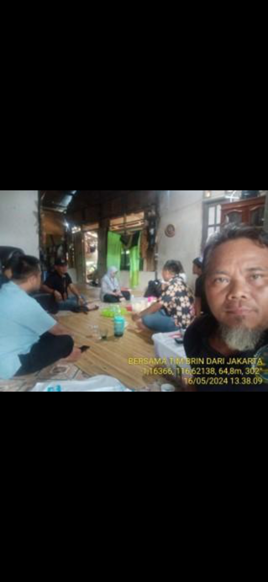 DIBUKUKAN: Tokoh adat Paser, Paidah Riansyah (kanan) yang telah membukukan pengobatan tradisional agar tidak punah.