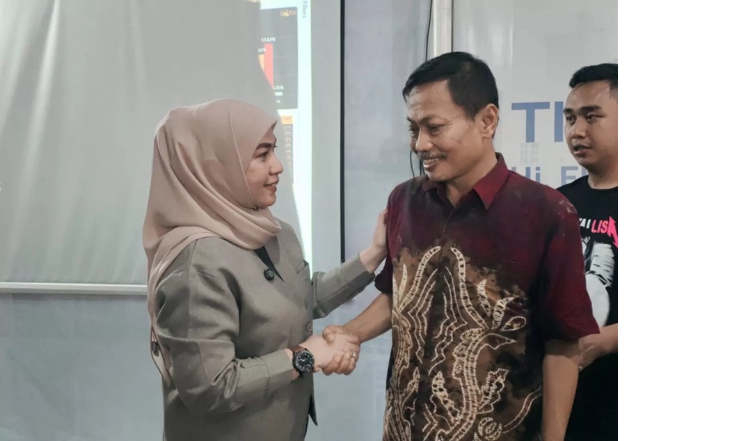 YAKIN MENANG:Hj Erna Lisa Halaby dan Wartono usai mendeklarasikan kemenangan PSU Banjarbaru 2025 secara internal di Posko Pemenangan, Sabtu (19/4/2025) sore.(Foto:Bayu/Radar Banjarmasin)