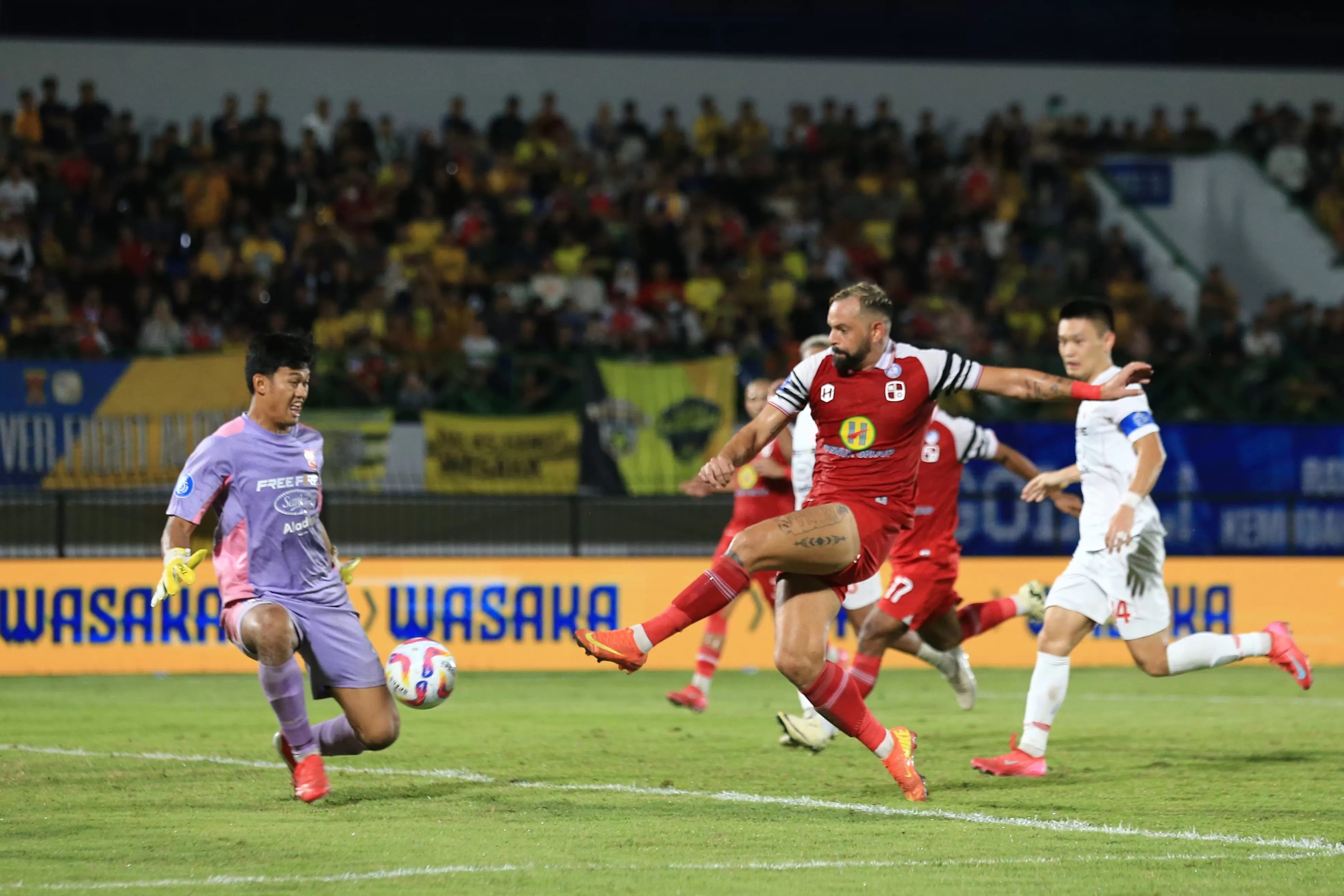 BERUSAHA: Gelandang Barito Putera, Mati Mier, berusaha menceploskan bola ke gawang Persis Solo dalam laga pekan ke-29 Liga 1 di Stadion Demang Lehman, Sabtu (19/4/2025).