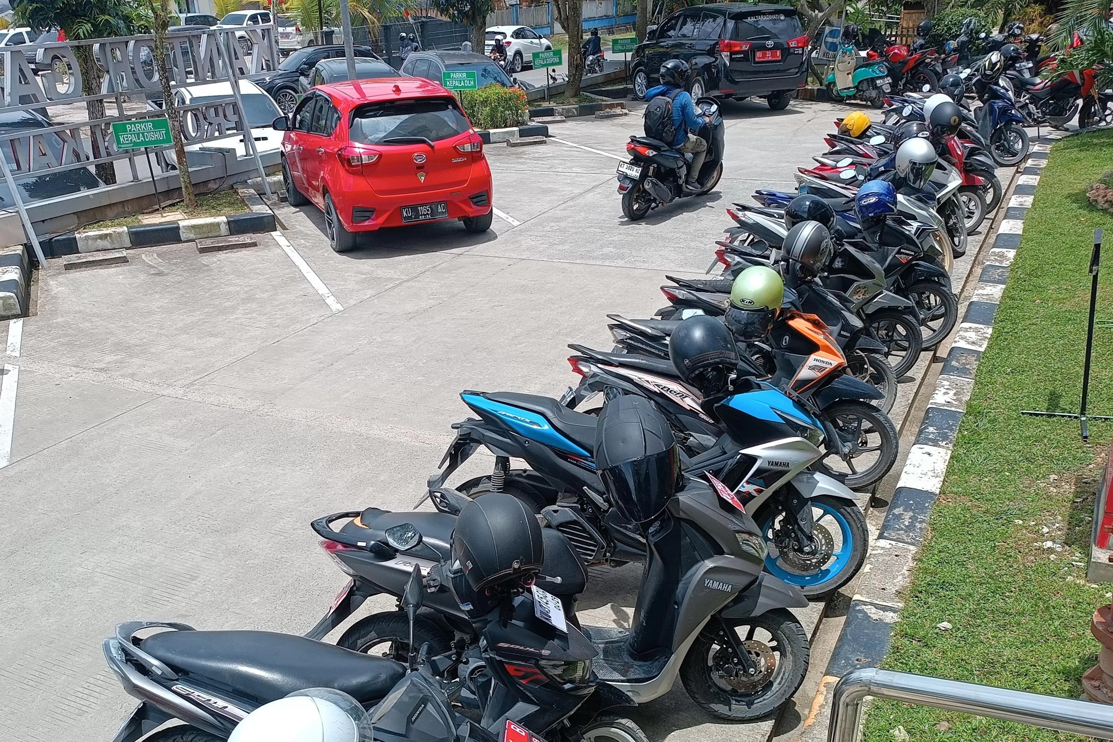 PENDAPATAN: Banyak kendaraan yang beroperasi di Kaltara menggunakan plat luar KU. FOTO: IWAN K/RADAR TARAKAN