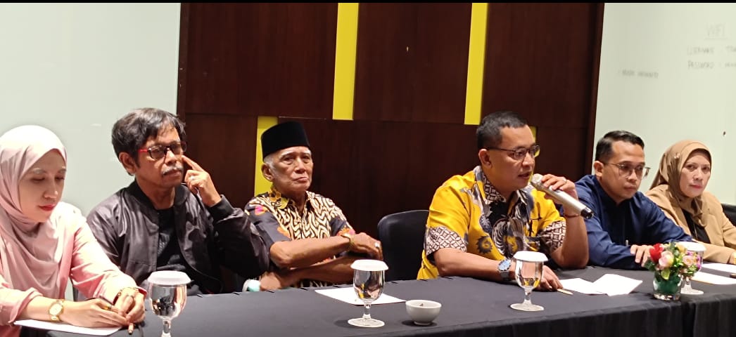 BEBERKAN: Muhammad Erwin mengenakan kemeja batik bersama Ahmadsyah Darjad (tiga kiri) anak Haji Darjad bersama putranya. Hadir pula istri dan dua anak almarhum Nusyirwan Ismail. (M YAMIN)
