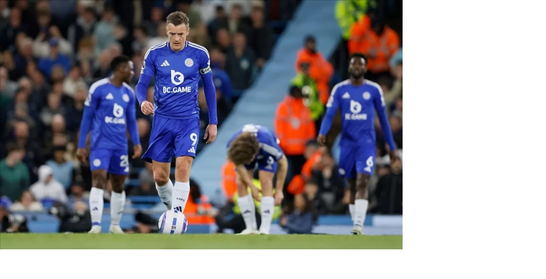 Para pemain Leicester City tampak lesu setelah dikalahkan Liverpool. (X/@LCFC)