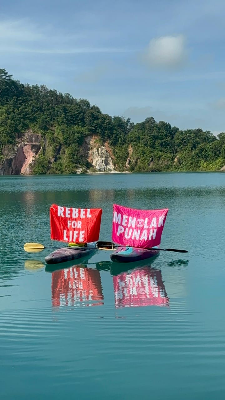 Aktivis menyuarakan kegelisahan dalam peringatan Hari Bumi 2025.