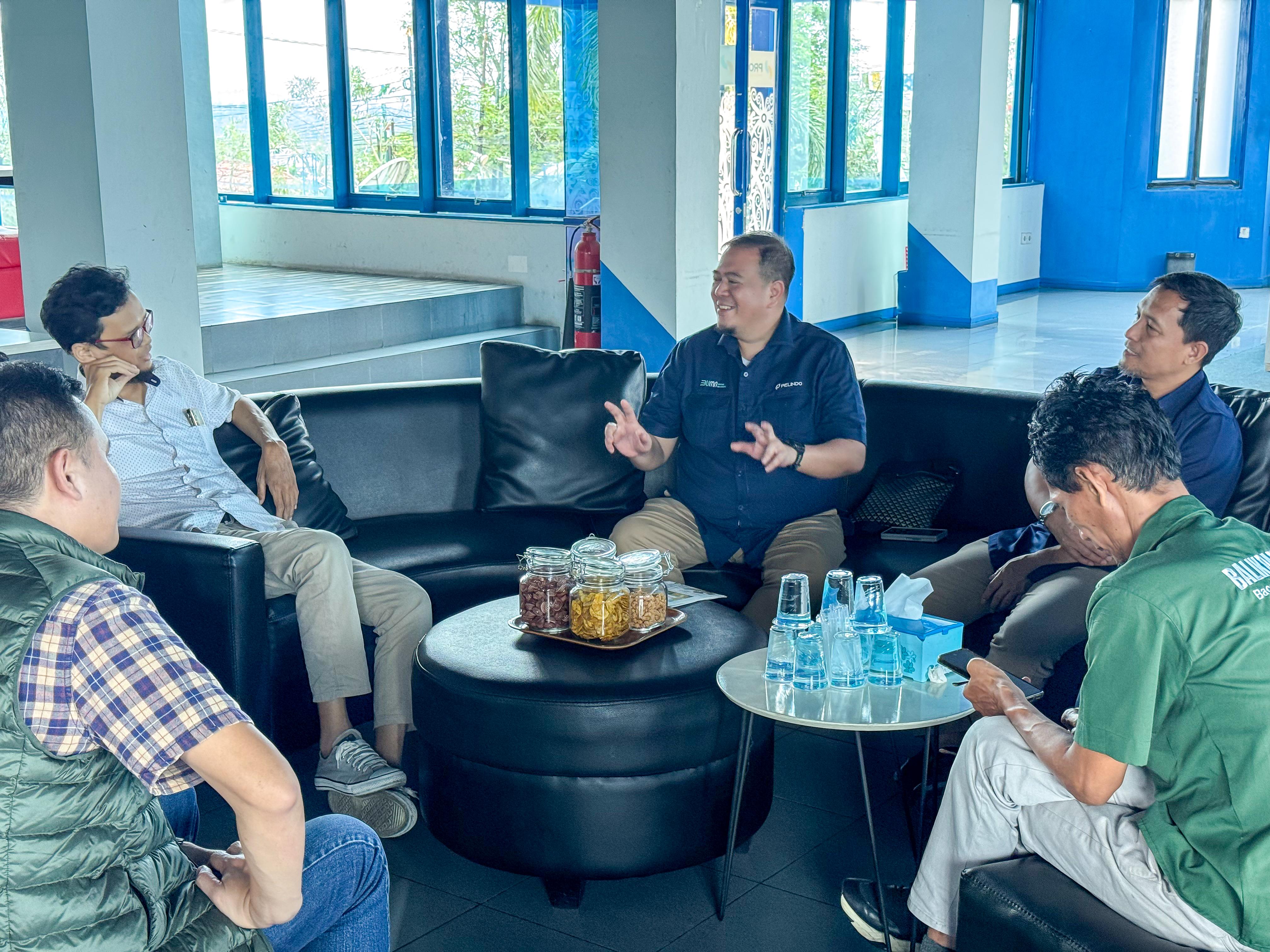 BINCANG: SVP Sekretaris Perusahaan PT Pelindo Jasa Maritim, Tubagus Patrick (tengah) saat bincang dengan manajemen Kaltim Post Group, Selasa, 22 April 2025.