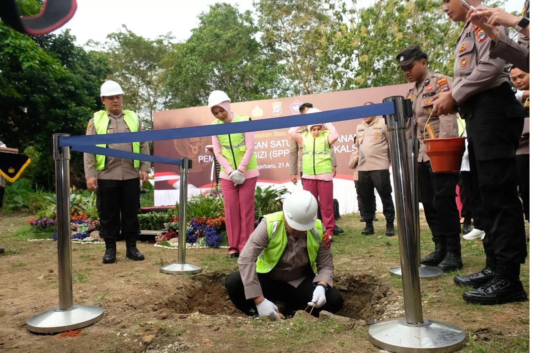 BATU PERTAMA: Kapolda Kalsel, Irjen Pol Rosyanto Yudha Hermawan meletakkan batu pertama pembangunan SPPG di Banjarbaru. (Foto: Humas Polda Kalsel)