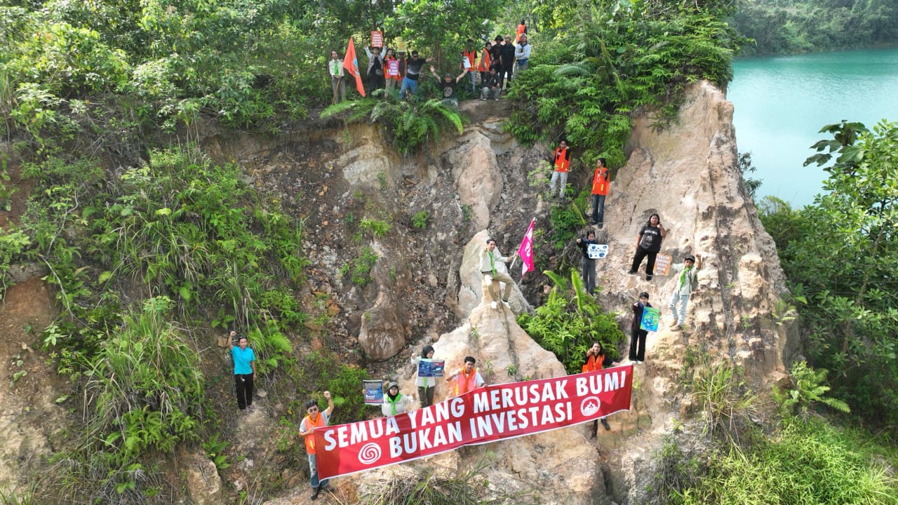 Aktivis di Samarinda dalam peringatan Hari Bumi 2025.