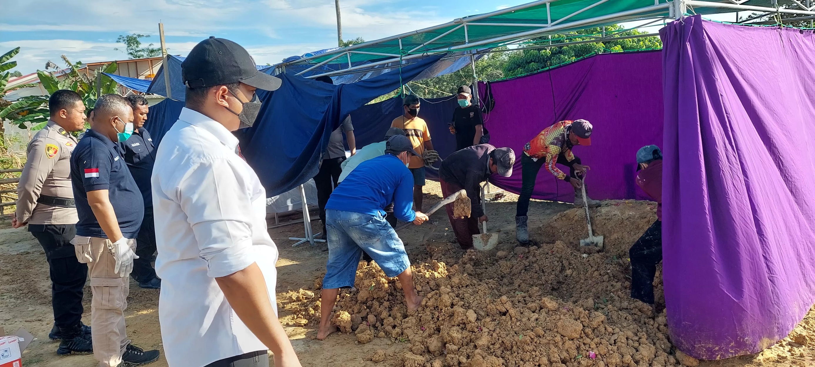 EKSHUMASI : Warga saat menggali makam AKG untuk dilakukan otopsi.