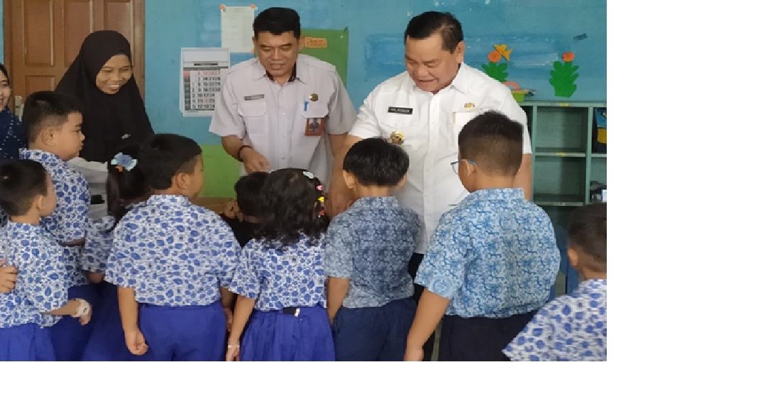 Bupati Kotim Halikinnor mengunjungi salah satu TK di Kota Sampit, belum lama ini. YUNI/RADAR SAMPIT