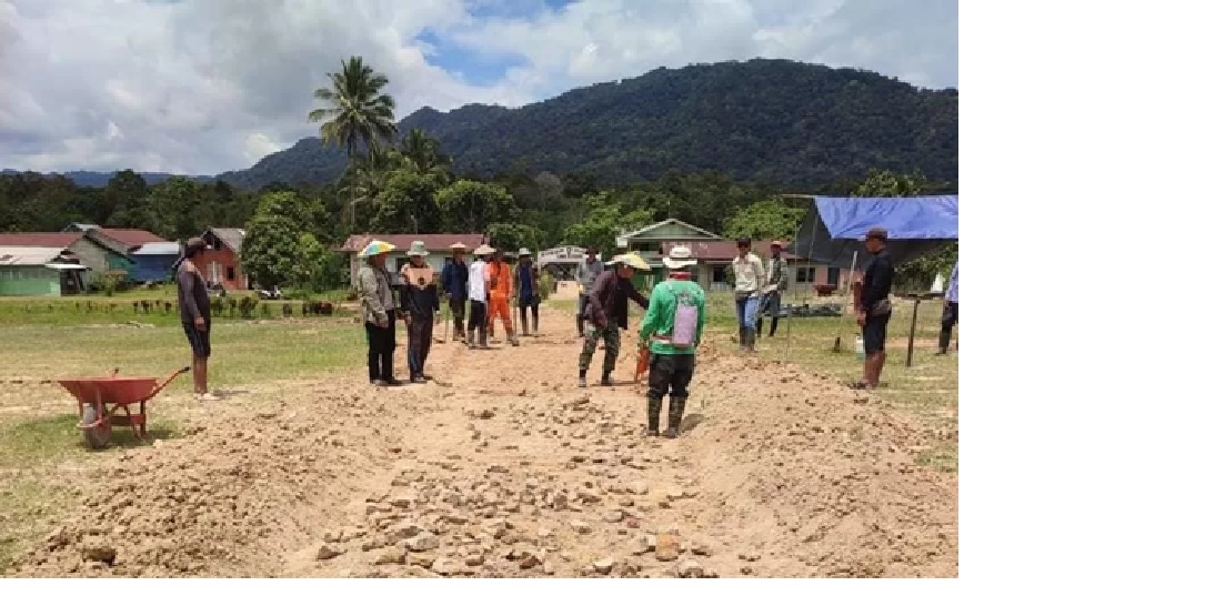 Warga memperbaiki landasan pacu bandara Long Layu.