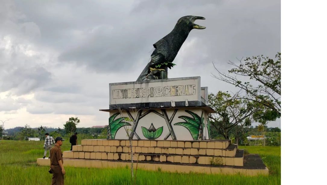 Patung Burung Tiung, ikon Kabupaten Paser yang dibangun sejak 2015, kini rusak dan belum diperbaiki.(FOTO:TOMI/PASER POS)