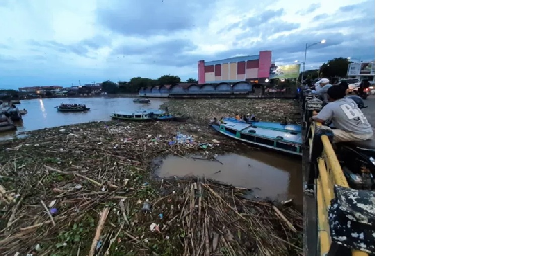 PAMPANGAN: Sungai Martapura dipenuhi enceng gondok dan sampah, beberapa waktu lalu.