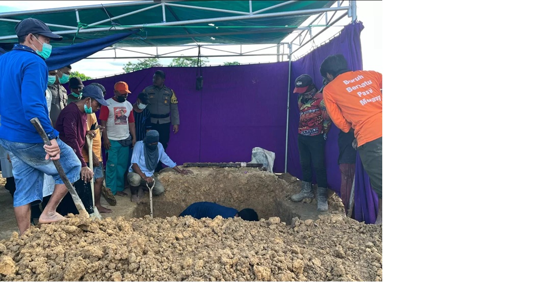 BONGKAR MAKAM: Polresta Bulungan lakukan pembongkaran makam untuk melakukan autopsi guna memastikan penyebab kematian AKG. (FAISAL/HRK)