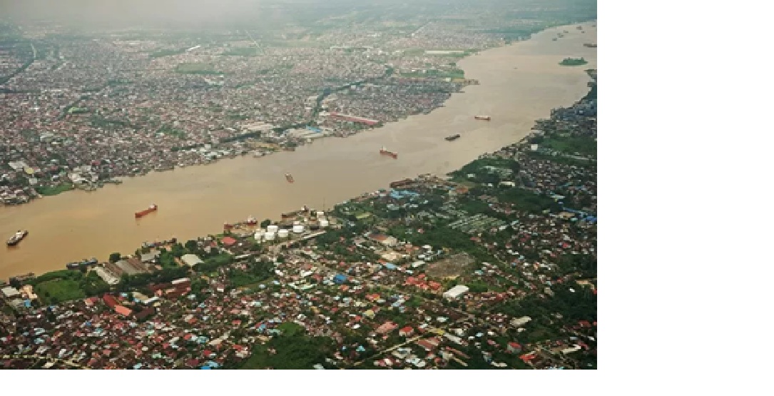 Sejumlah kapal sedang lepas jangkar di Sungai Kapuas untuk menunggu aktivitas bongkar muat. Kondisi alur Sungai Kapuas yang dangkal cukup berpengaruh pada aktivitas pelayaran. (HARYADI/PONTIANAk POST)