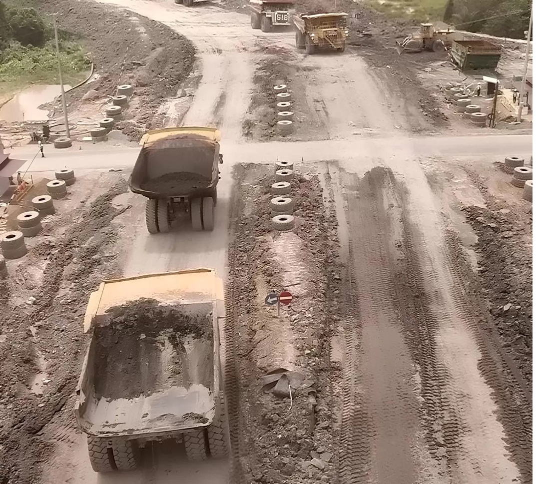 LINTASI JALAN UMUM: Truk pengangkut batu bara milik PT KPC melintas jalan umum di Sepaso Selatan, Kecamatan Bengalon, Kutim.