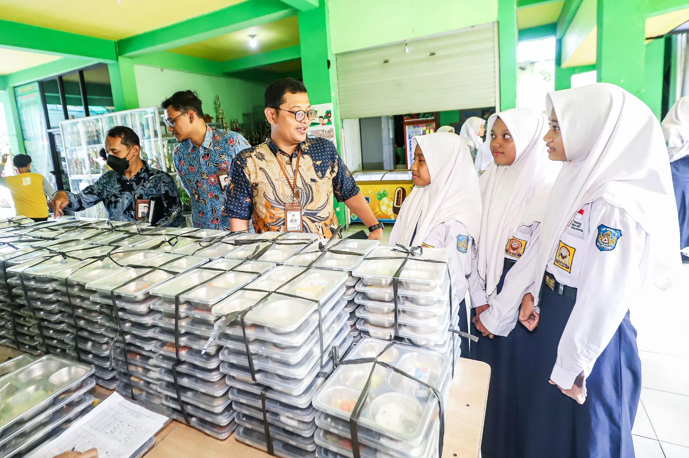Sidak MBG di SMPN 13 Surabaya. (Riana Setiawan / Jawa Pos)