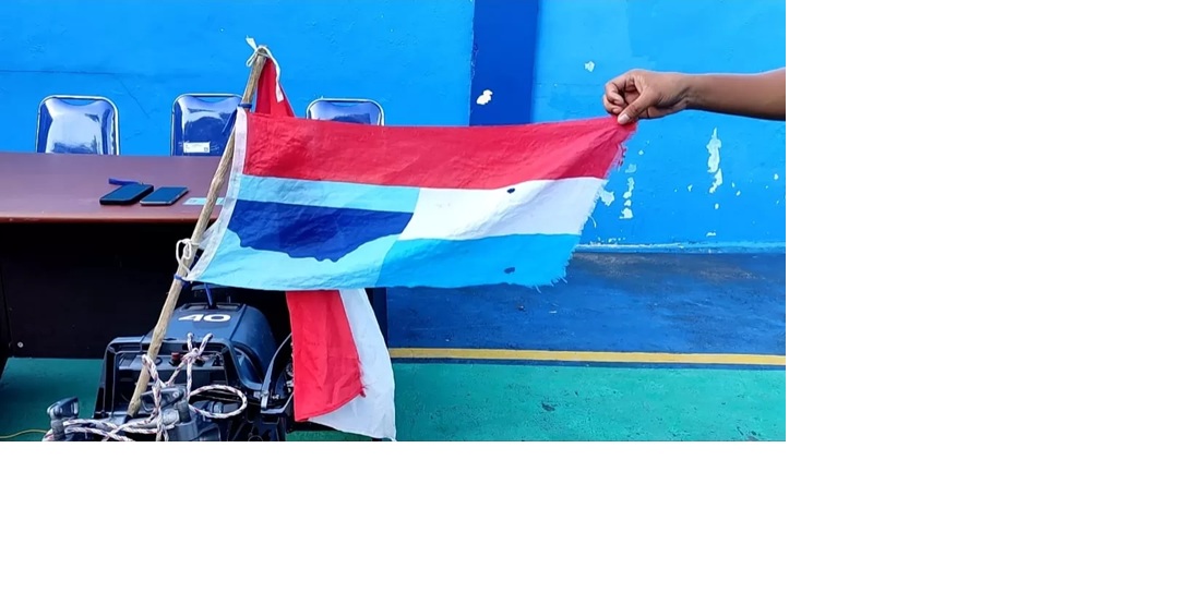 Bendera Indonesia dan Sabah jadi barang bukti kasus illegal fishing di perairan Sebatik. FOTO: WILDAN/RADAR TARAKAN