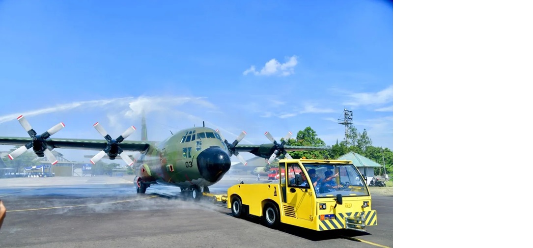 Pesawat C-130B Retroff Hercules saat dihadirkan dalam upacara pemberhentian pesawat di Gedung Serbaguna Nurtanio Depohar 10 Lanud Husein Sastranegara, Bandung, Jawa Barat, Rabu (23/5/2025). HO
