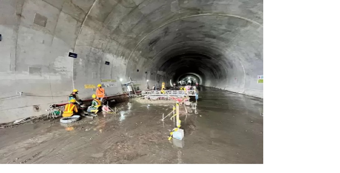 Tak lama lagi pembangunan terowongan selesai menyisakan pelebaran jalan untuk mendukung operasionalnya. (MELI/SAPOS)