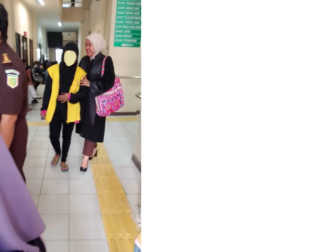 Terdakwa DK (rompi kuning) saat berjalan menuju ruang tahanan PN Balikpapan. ( MOESO/BALPOS)