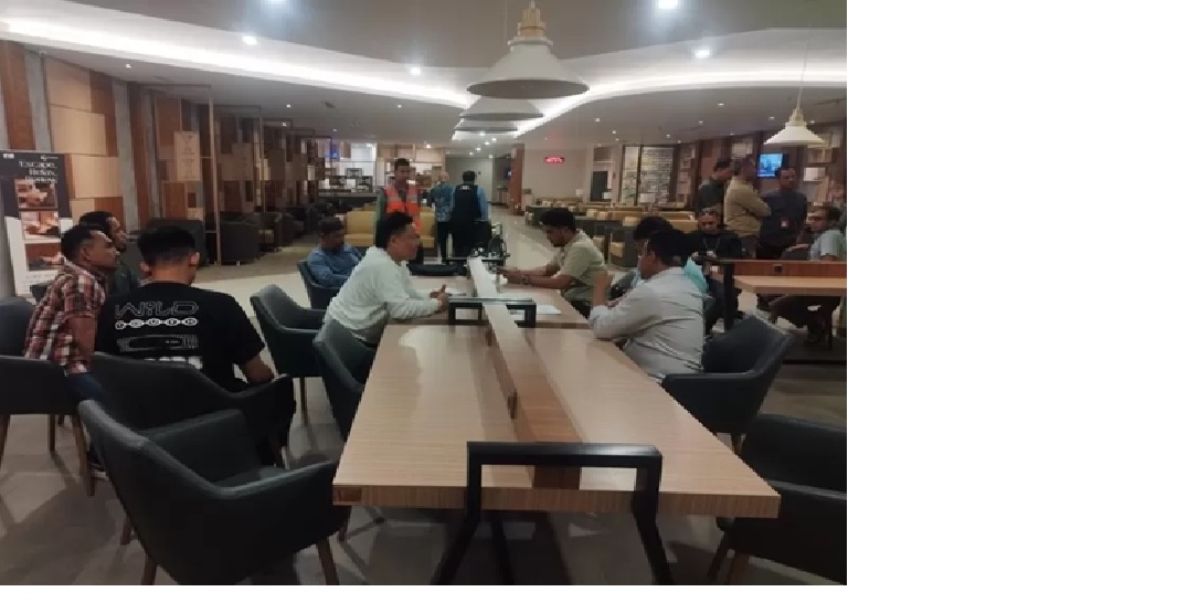 DIPERIKSA: Petugas Gabungan memeriksa petugas dari travel penyedia jasa haji dan umrah yang berangkat pakai visa kerja di Bandara Syamsudin Noor Banjarbaru pada Selasa (22/4). (Foto: HUMAS BP3MI)