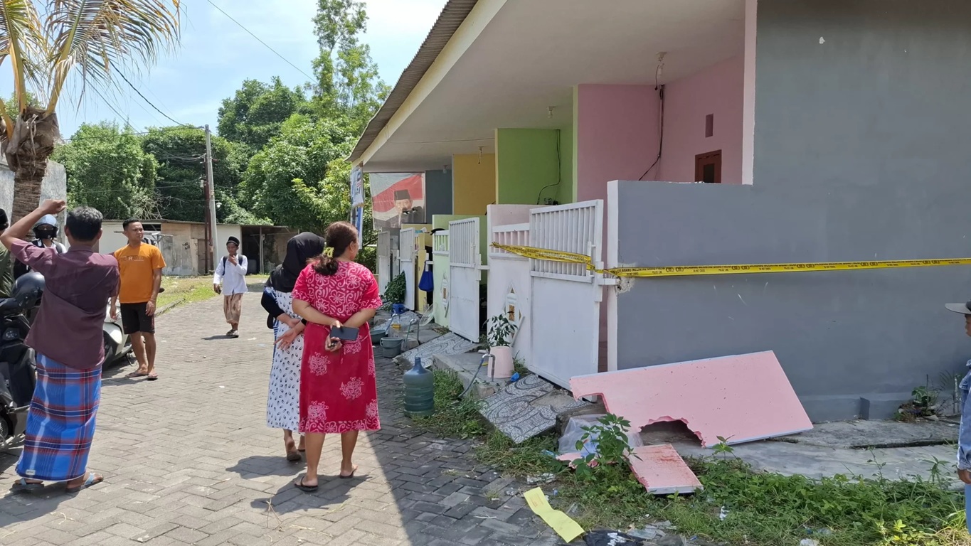 TKP: Lokasi dua korban ditemukan tewas mengenaskan.