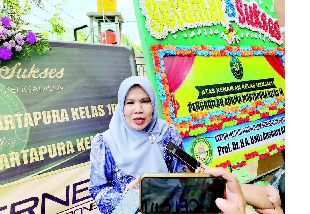 MENJELASKAN: Ketua PA Martapura, Hikmah, saat wawancara dengan awak media (Foto: FADLAN ZAKIRI/RADAR BANJARMASIN)