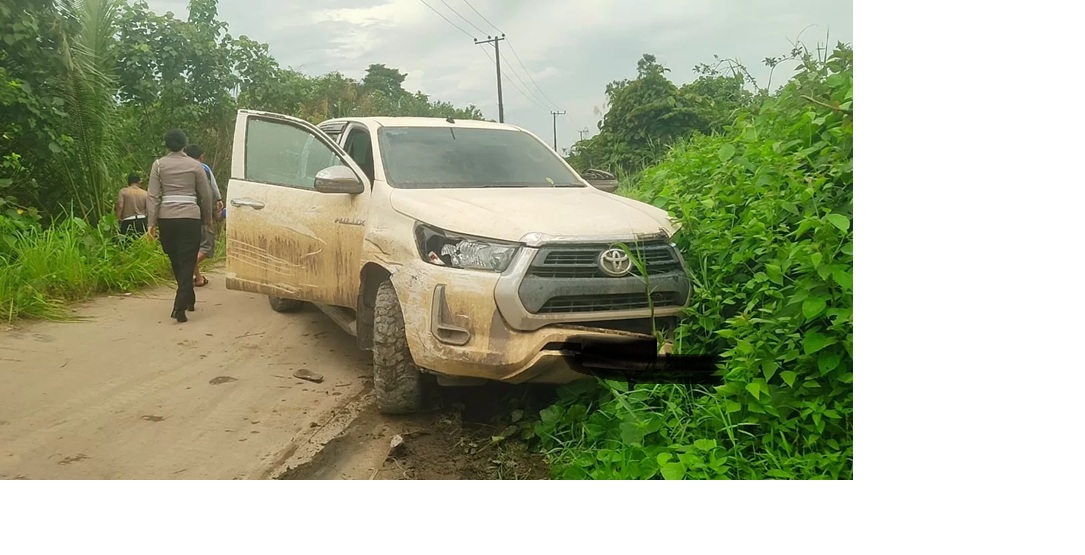 Penampakan mobil hilux yang ditinggalkan pengemudinya. (Eko/KP)