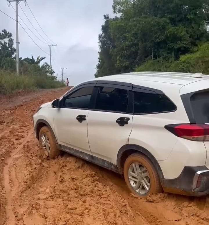 URAT NADI EKONOMI: Kondisi jalan Trans Kalimantan di Kecamatan Bentian Besar, Kubar, rusak parah.