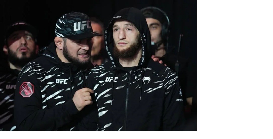 Khabib Nurmagomedov dan Tagir Ulanbekov (kanan).
