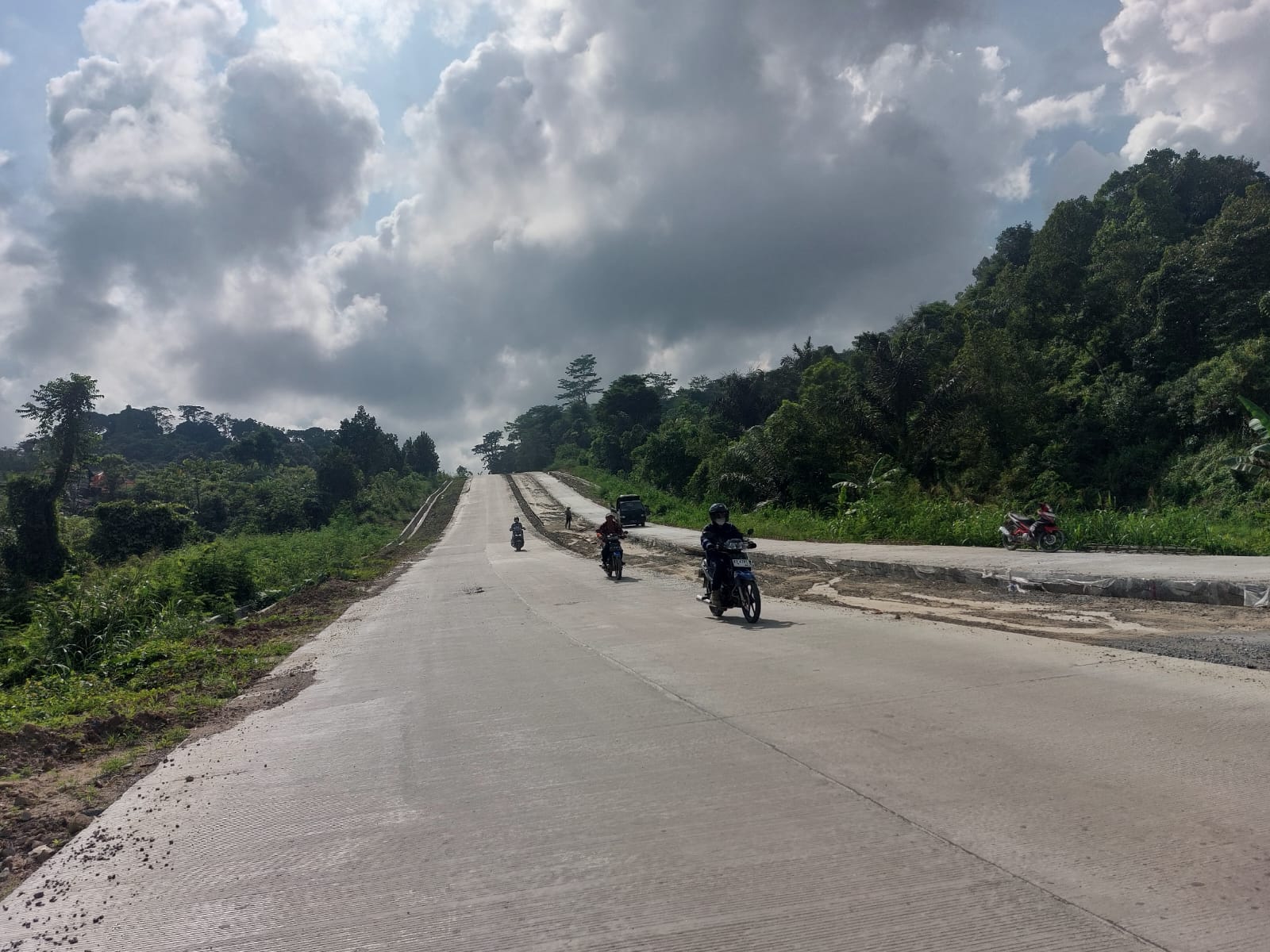 Jalan poros Jongkang-Samarinda yang menjadi jalur alternatif langganan masyarakat Kukar (Elmo/Prokal.co)