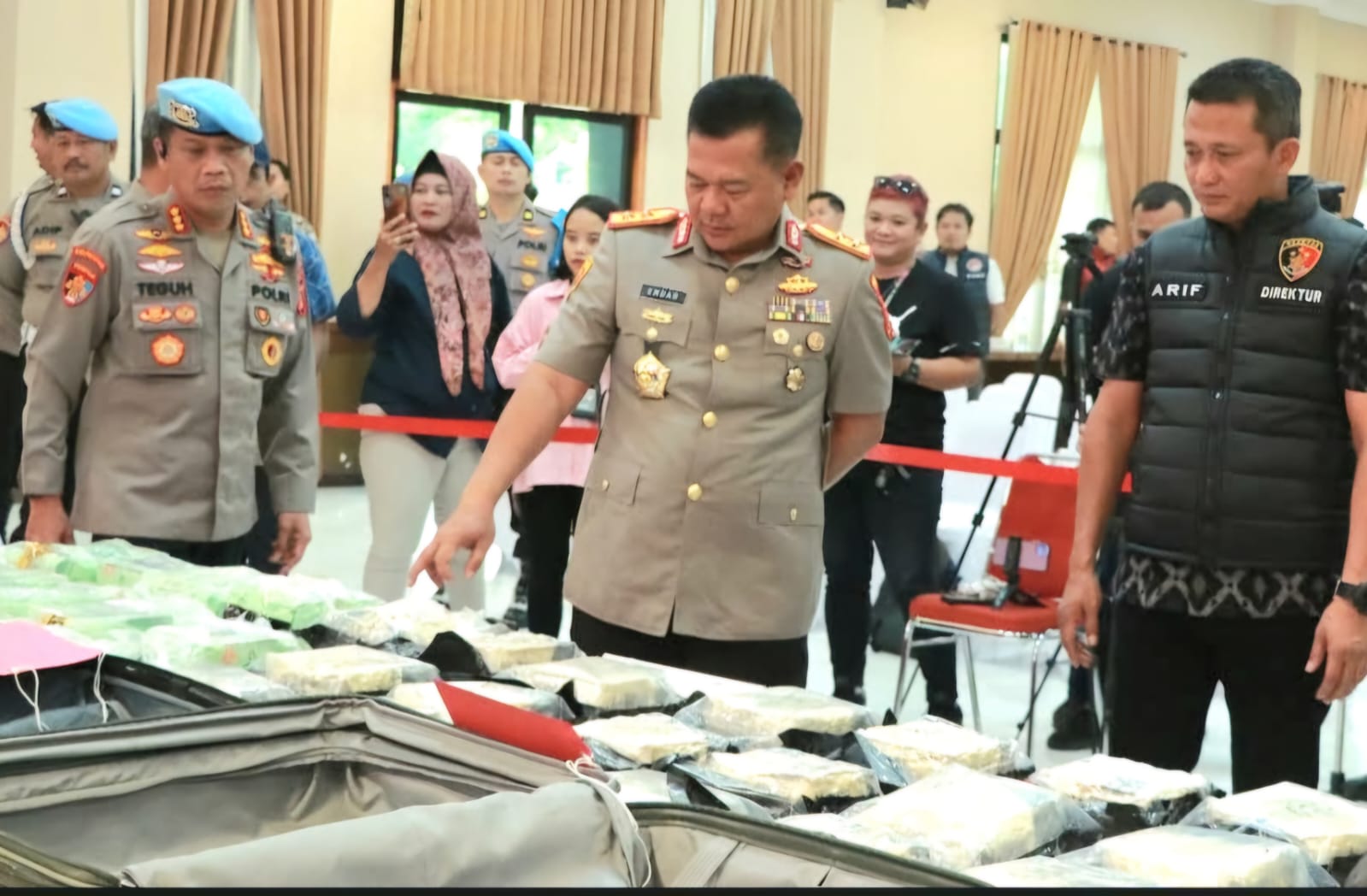SABU. Kapolda Kaltim Irjen Pol Endar Priantoro (tengah) mengecek pengungkapan total barang bukti sabu 36 kilogram.