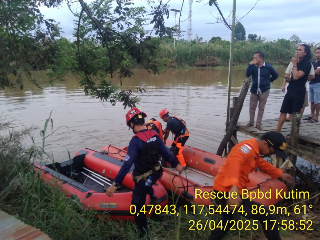 PENCARIAN: Upaya pencarian korban diduga diterkam buaya di Sungai Kampung Kajang, Kecamatan Sangatta Selatan, Kabupaten Kutim, Kaltim, Sabtu, 26 April 2025.