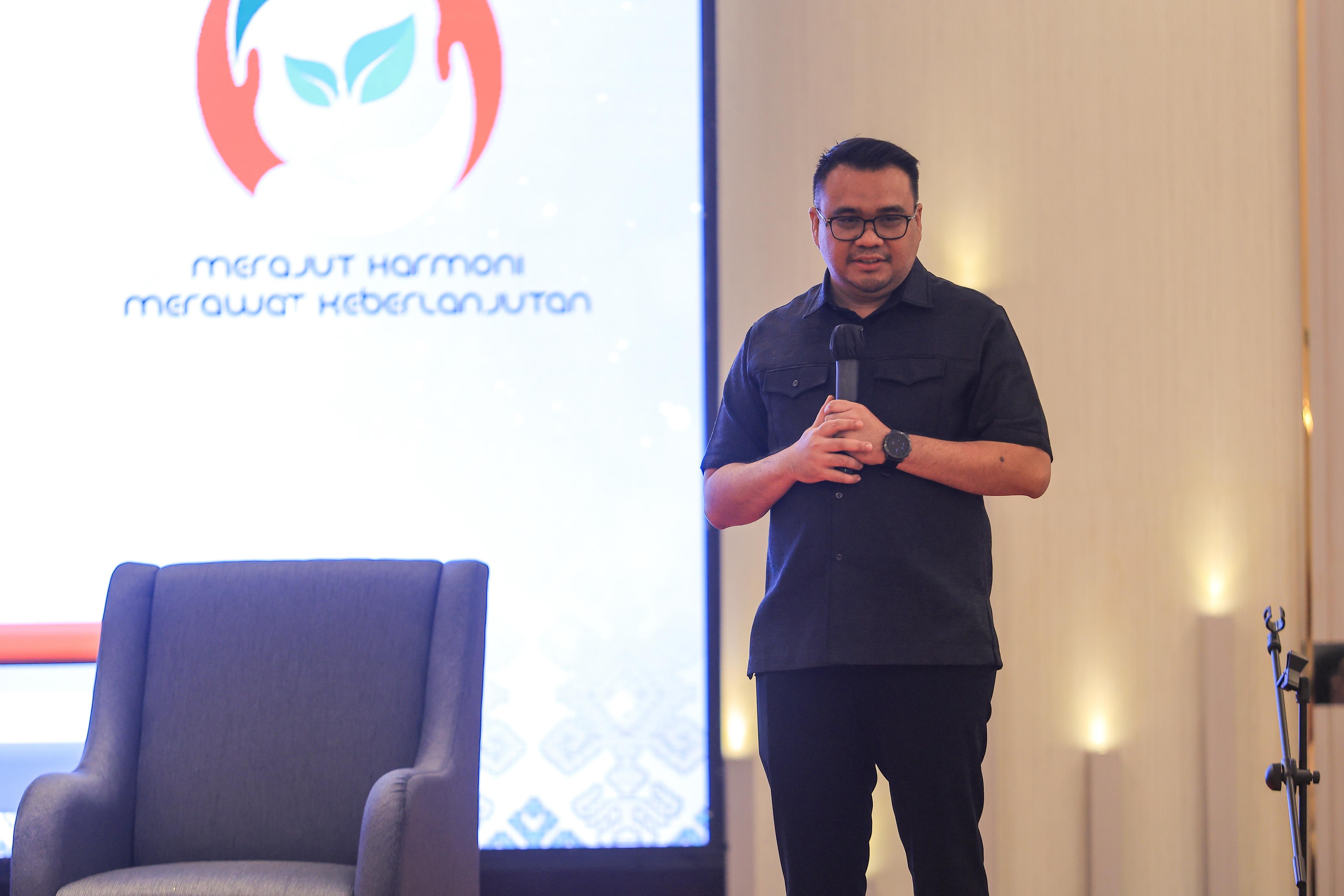 BINCANG: Aulia Rahman Basri berbagi kisah perjalanan kariernya dari lulusan Unhas, Makassar, hingga terpilih sebagai bupati Kukar dalam Seminar Nasional IKA Unhas Balikpapan, Minggu, 27 April 2025.