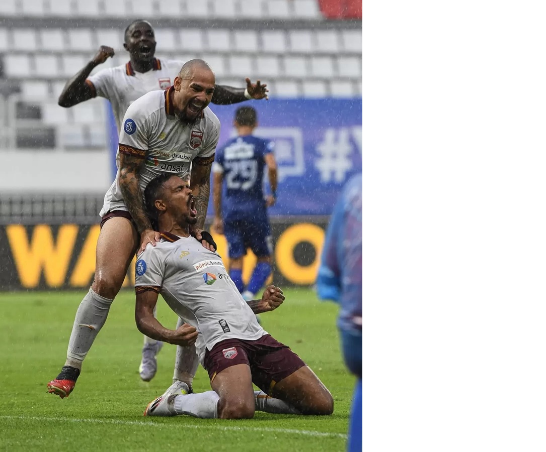 Ronaldo Rodrigues merayakan golnya pada menit ke-39. Sundulan pemain asal Brasil itu menjadi gol ketiga Pesut Etam dalam kemenangan 5-2 atas tuan rumah PSIS Semarang. (rz/beb)
