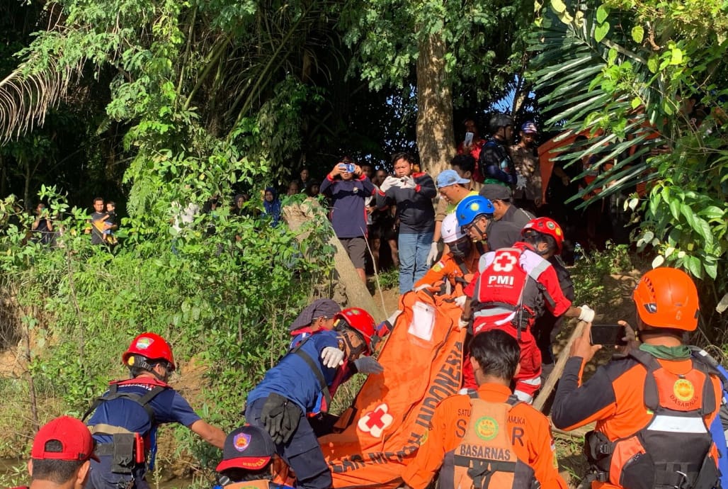 SERANGAN BUAYA: Proses evakuasi jenazah korban yang diduga diterkam buaya oleh tim gabungan dari BPBD Kutim, Minggu, 27 April 2025.