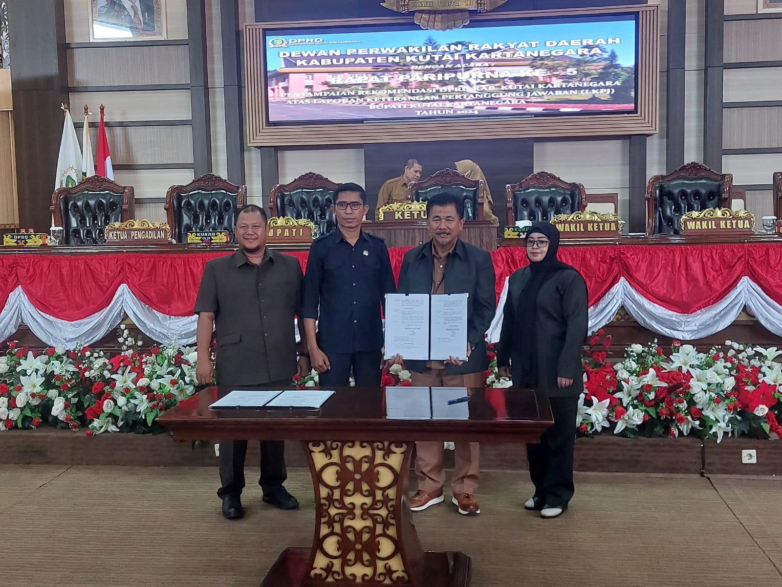 Sekda Kukar Sunggono menerima LKPJ Tahun Anggaran 2024 dari DPRD (Elmo/Prokal.co)